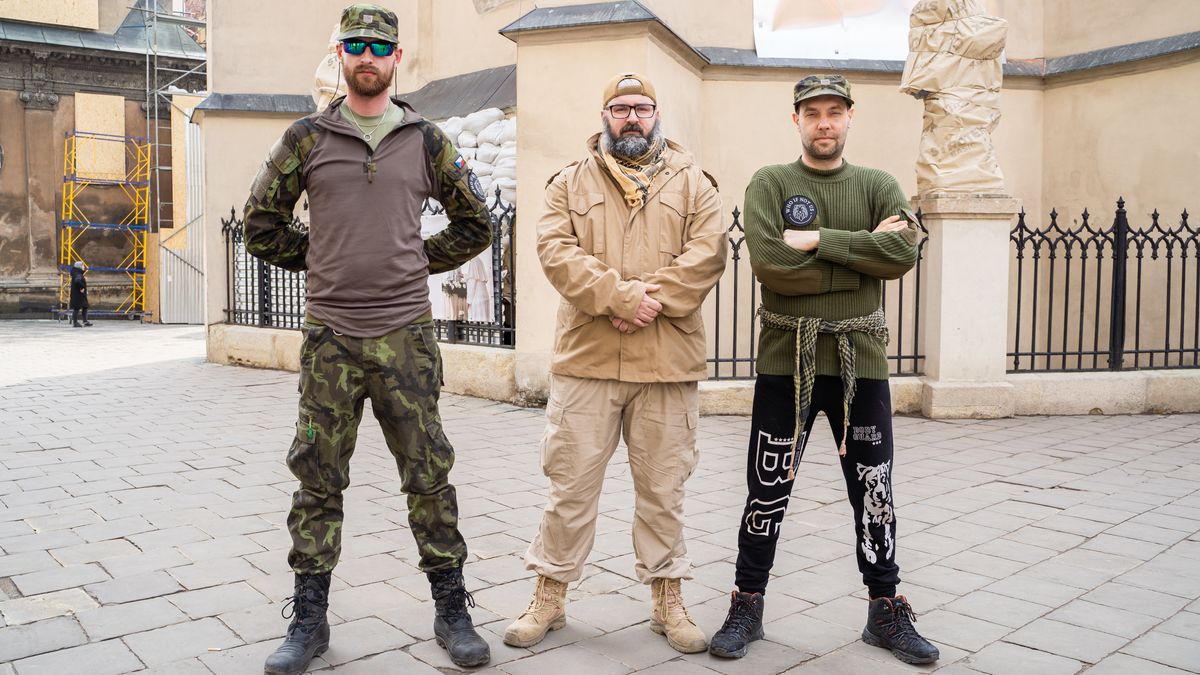 Fotky: Čeští dobrovolníci cvičí Ukrajince. Pak vyrazí sami bojovat